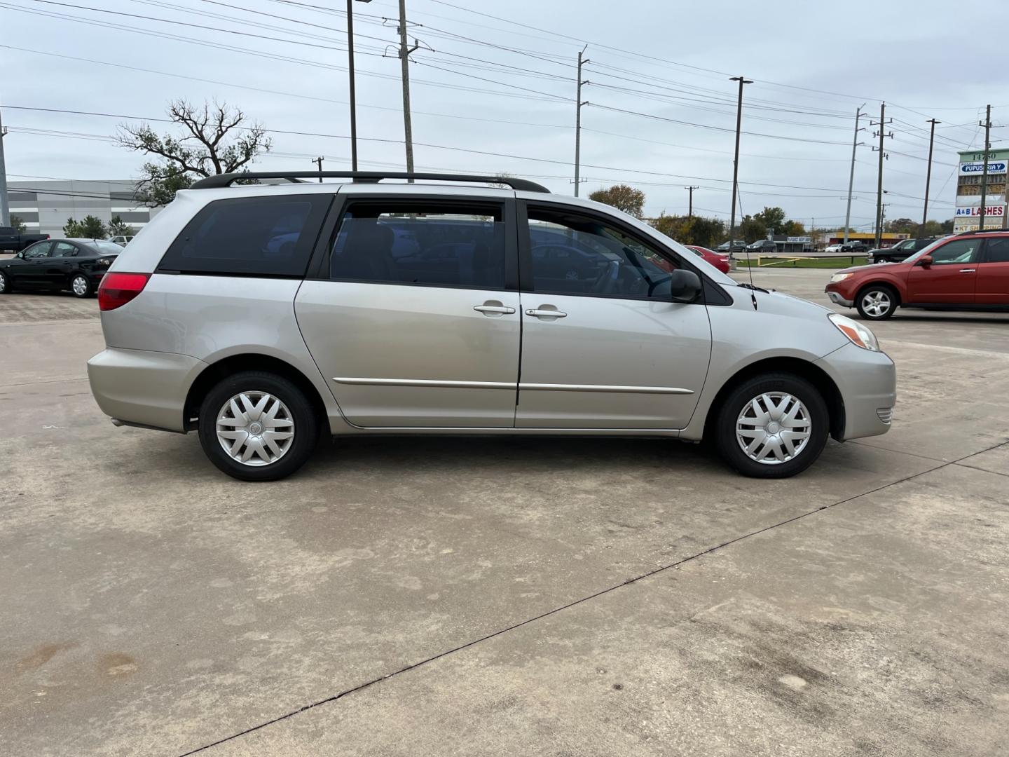 2005 SILVER /gray Toyota Sienna LE - 7 Passenger Seating (5TDZA23C75S) with an 3.3L V6 DOHC 24V engine, 5-Speed Automatic Overdrive transmission, located at 14700 Tomball Parkway 249, Houston, TX, 77086, (281) 444-2200, 29.928619, -95.504074 - Photo#7